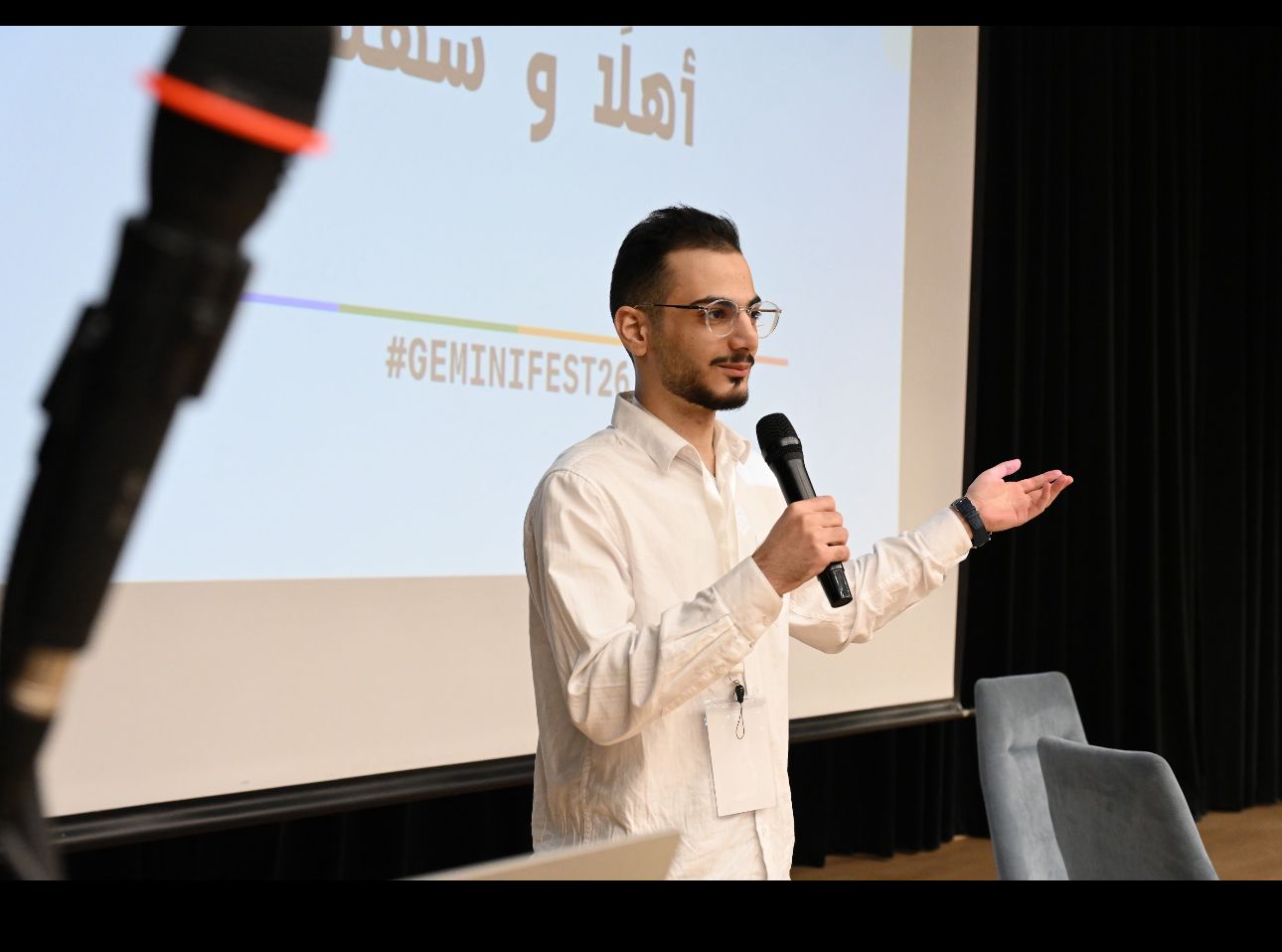 متحدّث يفتتح لقاء النادي التقني بالميكروفون